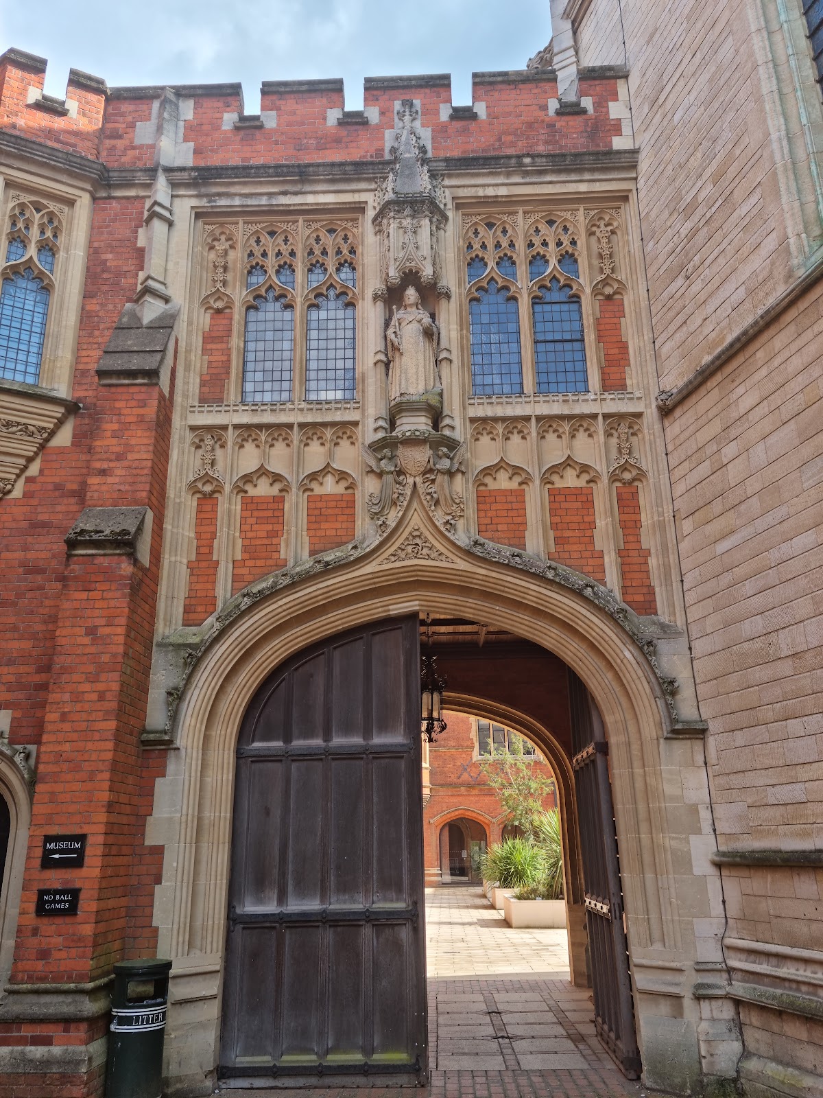https://whatremovals.co.uk/wp-content/uploads/2022/02/Eton College Natural History Museum-225x300.jpeg